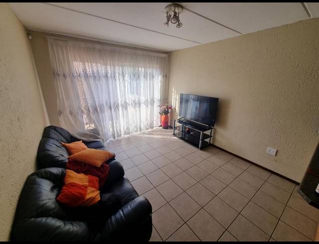 2 BEDROOM APARTMENT FOR SALE IN HEUWELSIG ESTATE